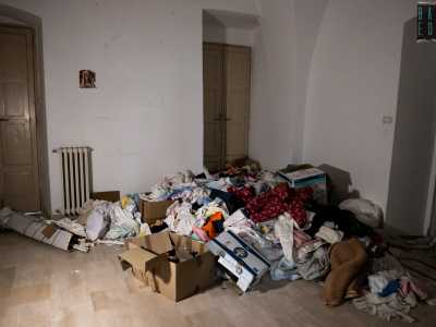Ci rechiamo ora nelle aule che oggi ospitano le attivit� del centro diurno per minori. Anche se alcune di esse sono solo �custodi� di cumuli di vestiti...